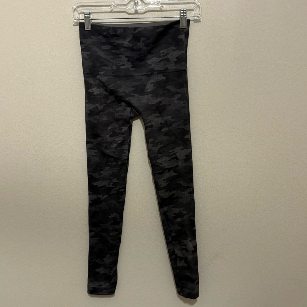 SPANX.. Camo Leggings - black and Gray small